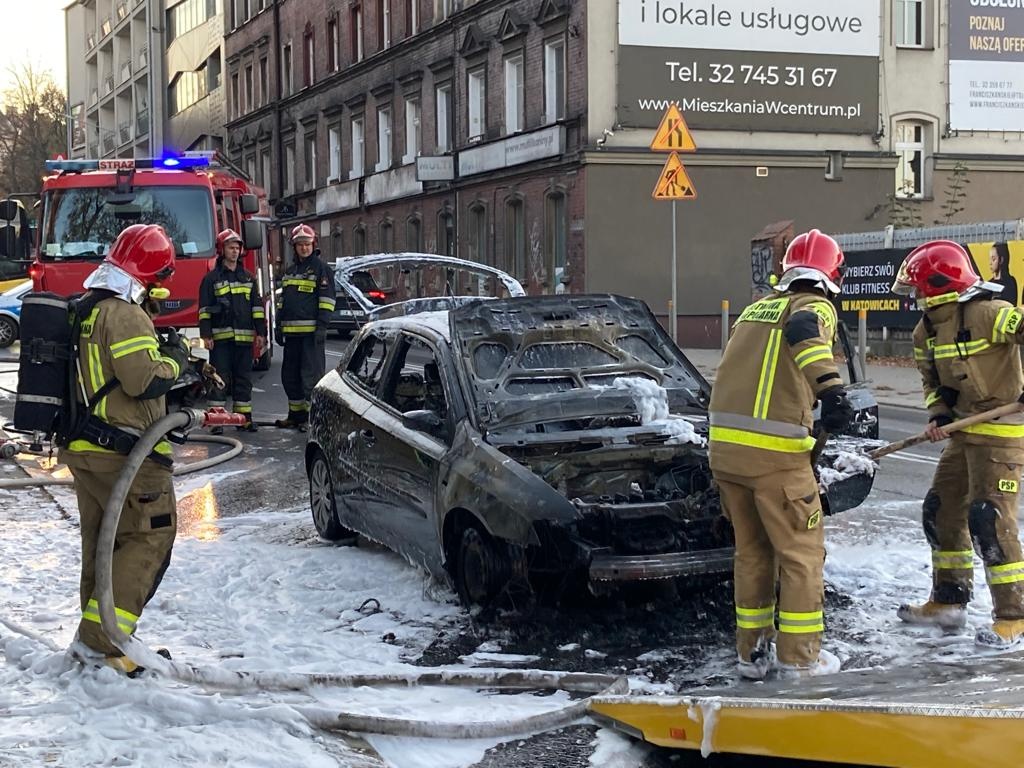 Pożar samochodu w Katowicach. Duże utrudnienia w centrum miasta