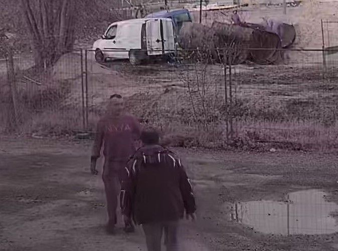 Ukradli 20 stalowych rur. Policja publikuje zdjęcie z monitoringu