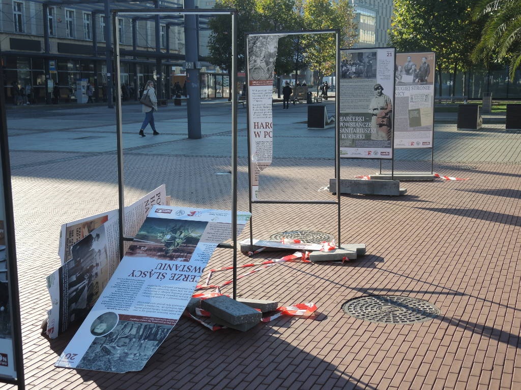 Wiatr zniszczył wystawę o historii harcerstwa