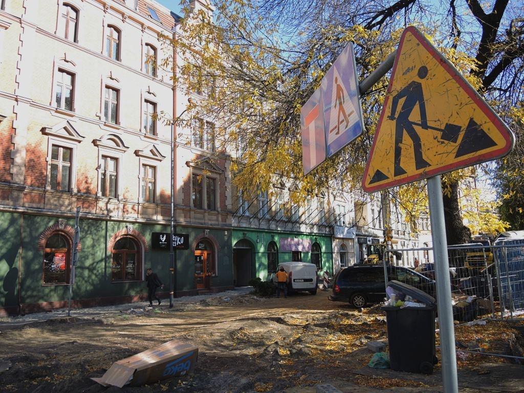 Zniszczony parking w centrum Katowic przestanie straszyć. Będą drzewa, ławki, stojaki rowerowe