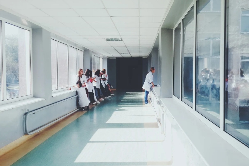 Bez krótkich spódnic, głębokich dekoltów i z zakrytymi tatuażami. To zalecenia dla studentów ŚUM