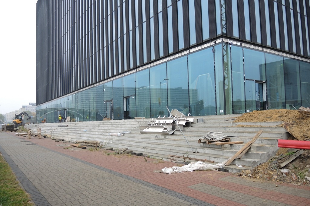 Na razie są schody, a będzie plac. Obok KTW chodnik został zamknięty