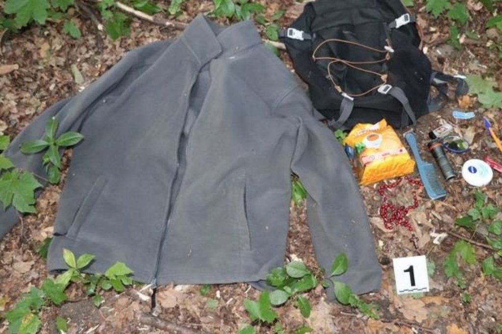 Policjanci znaleźli przy drodze zwłoki. Nadal ich nie zidentyfikowano