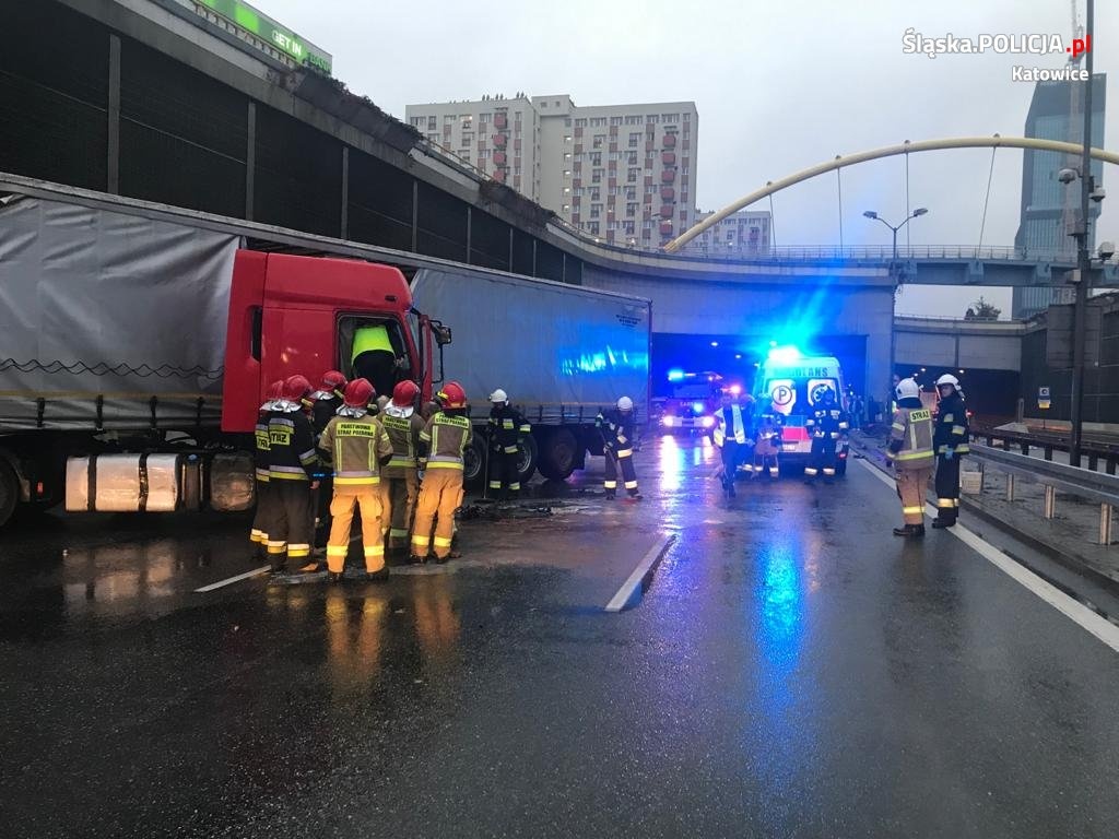 Są duże straty po wypadku samochodu ciężarowego w tunelu