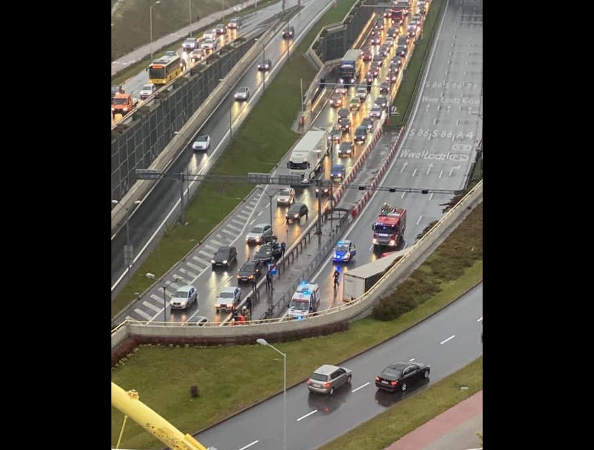 Kierowca ciężarówki wypadł przez szybę. Tunel jest zamknięty w obu kierunkach