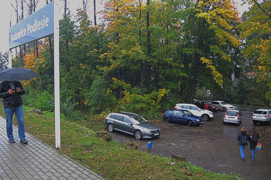 Mieszkańcy Podlesia w końcu będą mogli się przesiąść z samochodu na pociąg. Miasto buduje tymczasowy parking