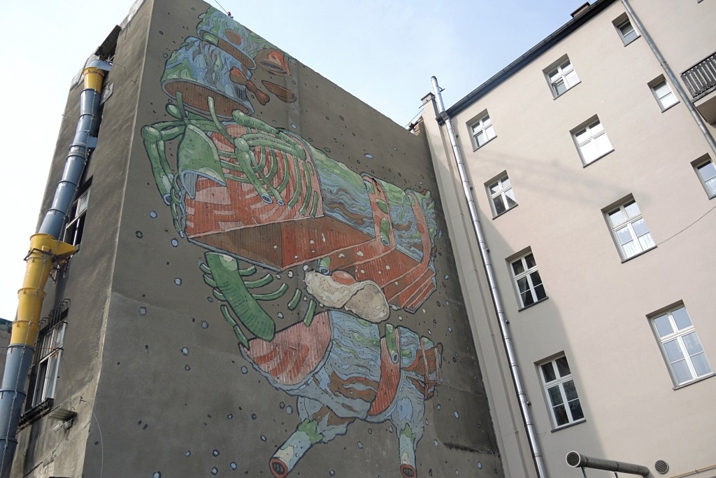 Po 10 latach znika kultowy mural z kurą na ul. Tylnej Mariackiej