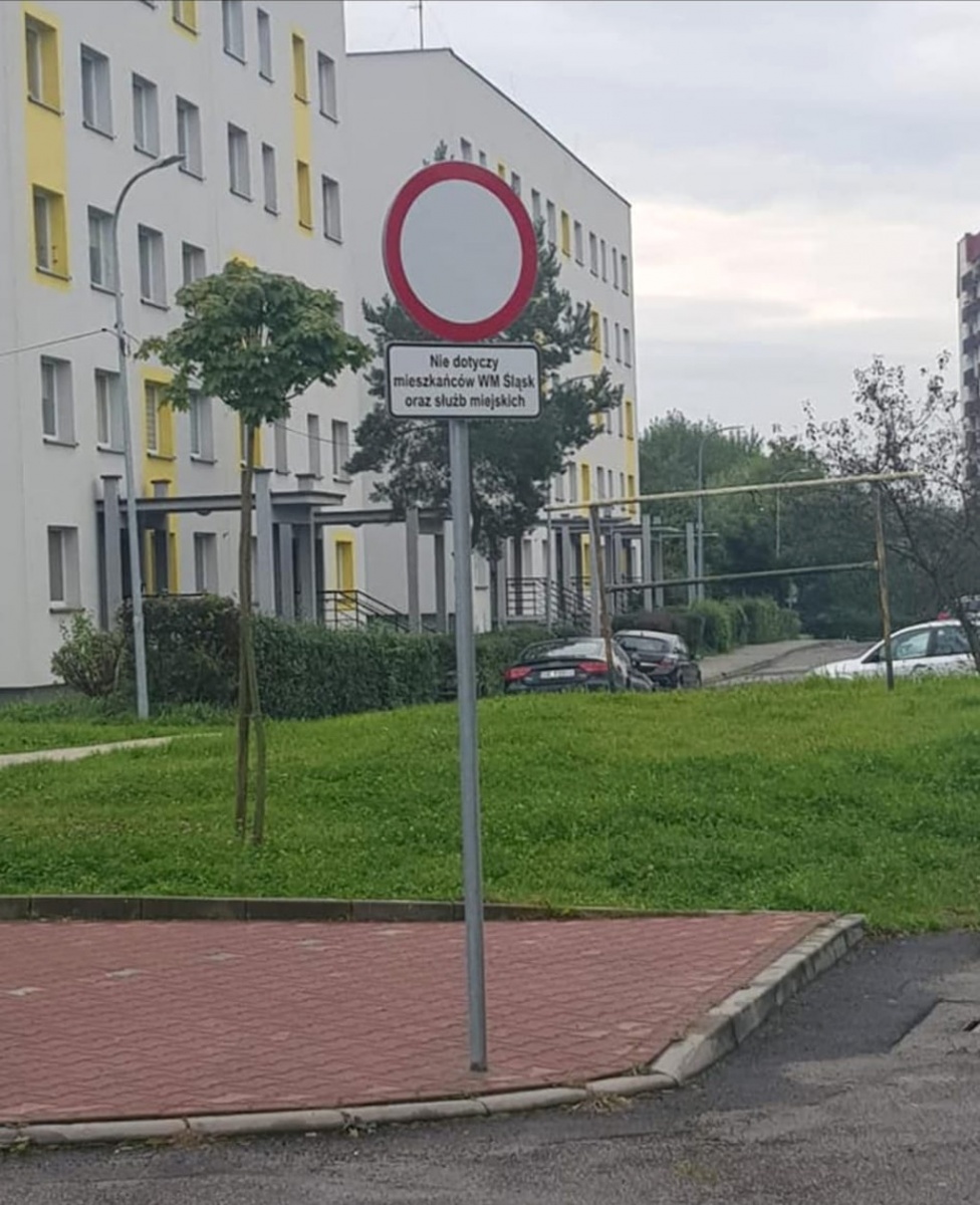 Wspólnota mieszkaniowa postawiła znak zakazu na parkingu zrobionym z Budżetu Obywatelskiego