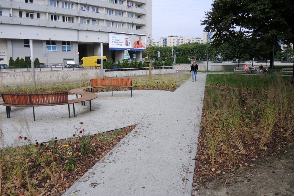 Przed Superjednostką powstał zielony skwer
