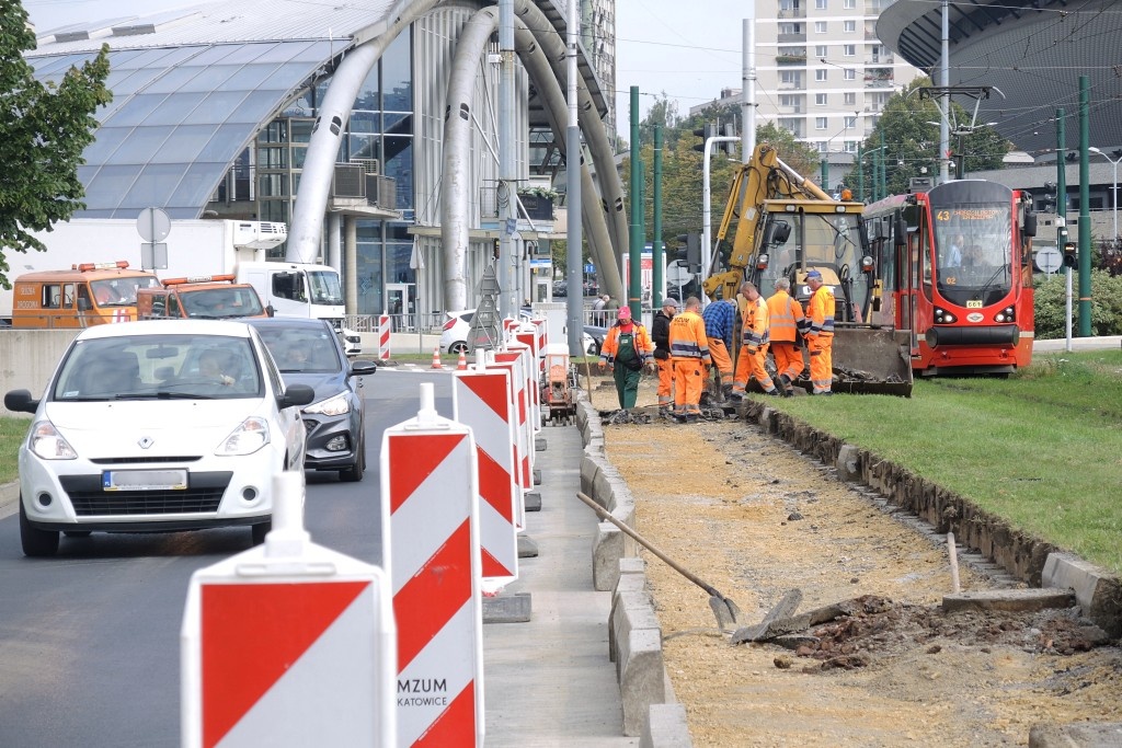 Zwężenie i zerwana nawierzchnia na al. Korfantego. Będą tu drzewa i krzewy