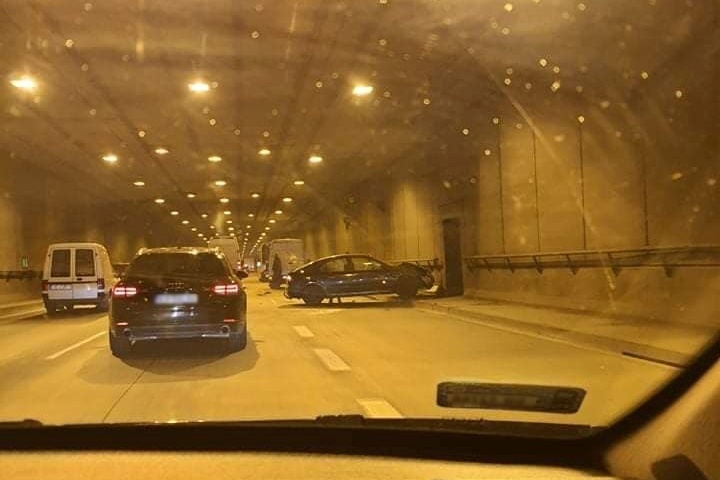 Długi korek do tunelu w Katowicach. Autobus na lotnisko zderzył się z osobówką