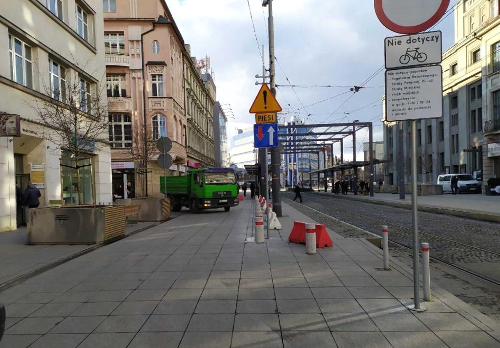 Tak się kończy puszczanie ruchu samochodowego po chodniku. Granitowe płyty na ul. Warszawskiej są w fatalnym stanie