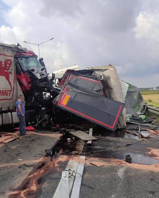 Autostrada A4 zablokowana. Zderzyły się trzy ciężarówki