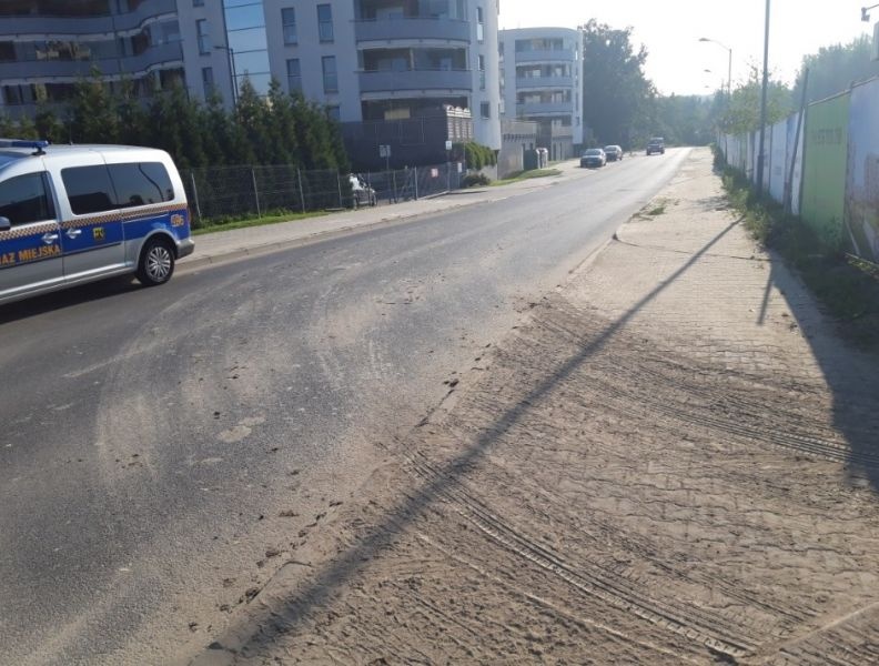 Po raz trzeci straż miejska wystawiła mandat za zanieczyszczanie drogi błotem przy tej samej budowie