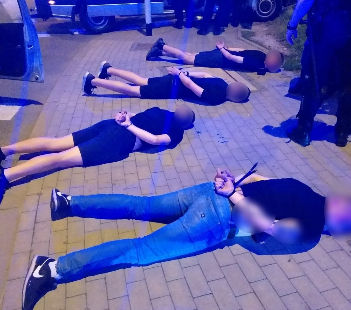 Uciekając przed policją w Katowicach, kibole Ruchu Chorzów potrącili dwóch funkcjonariuszy. Policja użyła broni