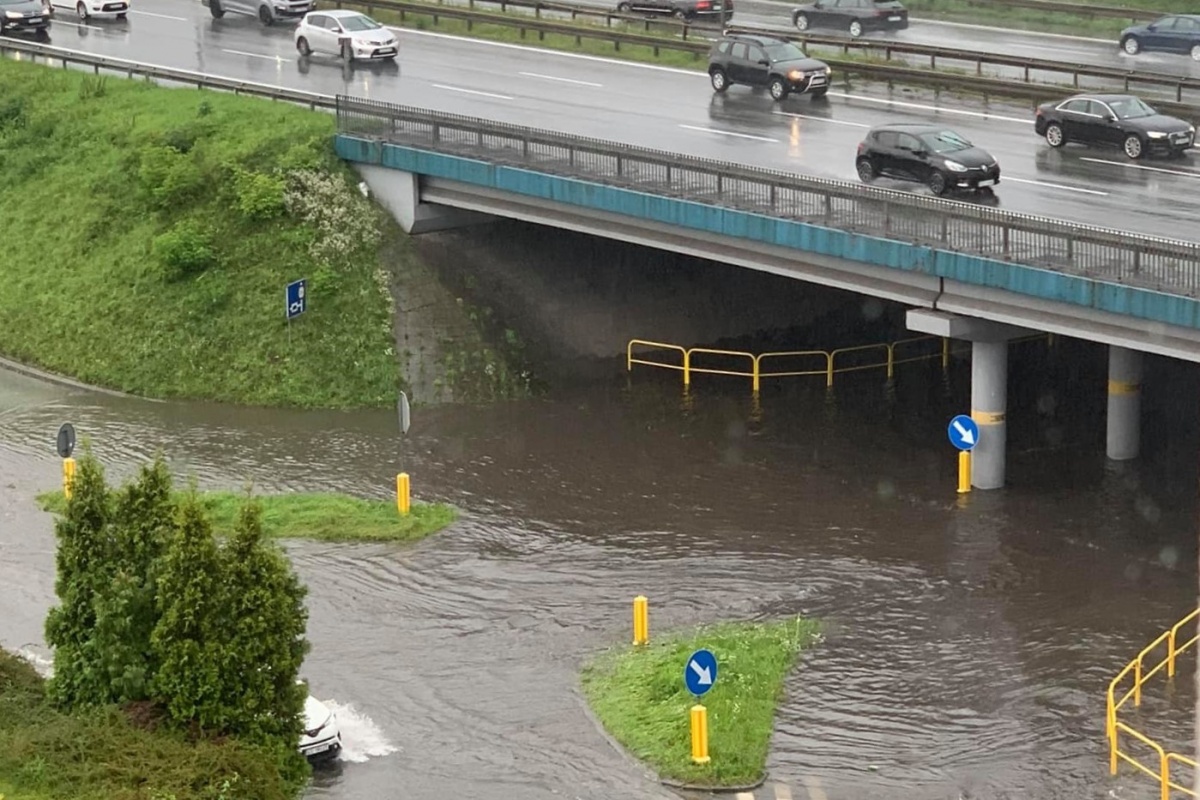 Bardzo trudne warunki na drogach w Katowicach. Powstają rozlewiska, które powodują korki