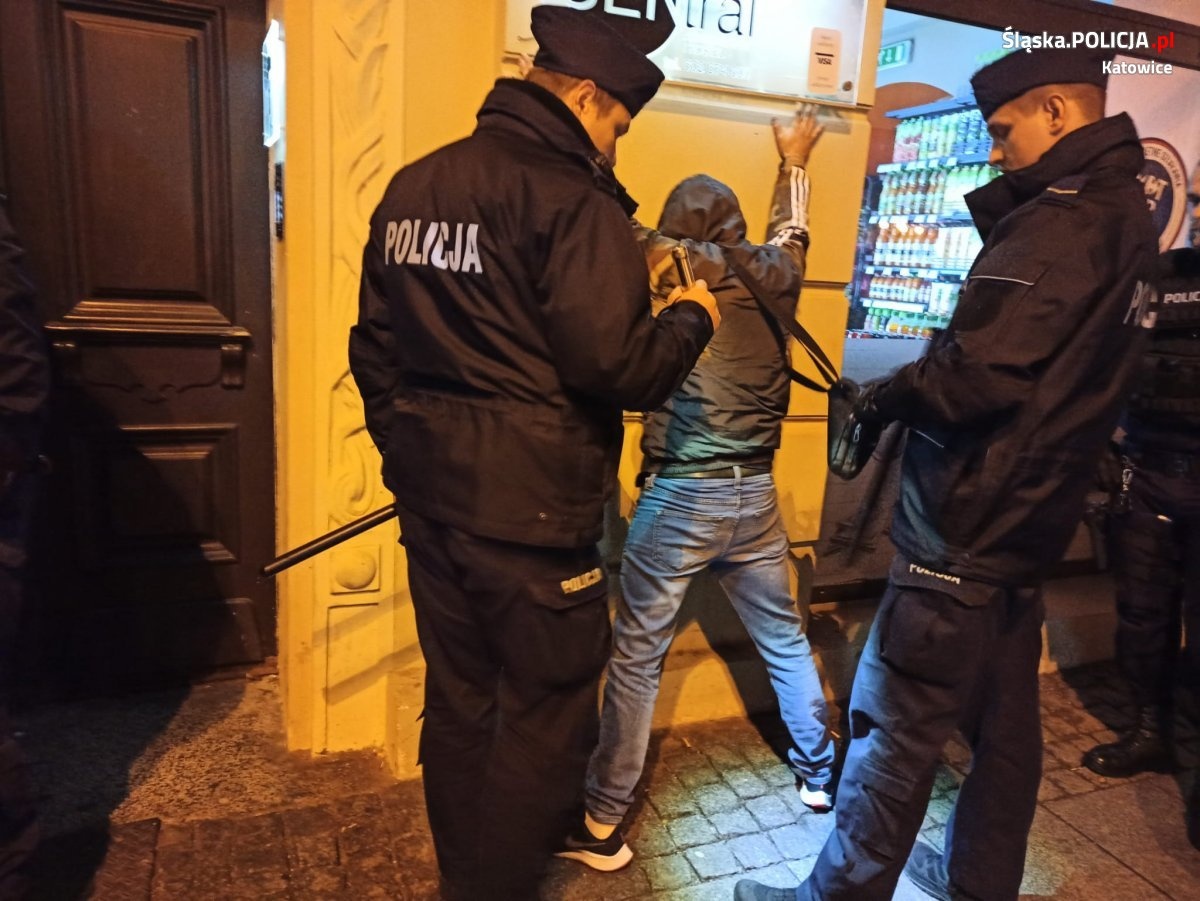 Sikanie na ulicy, picie alkoholu w miejscach publicznych, posiadanie narkotyków i pijaństwo. Policja podsumowała miniony weekend w centrum Katowic