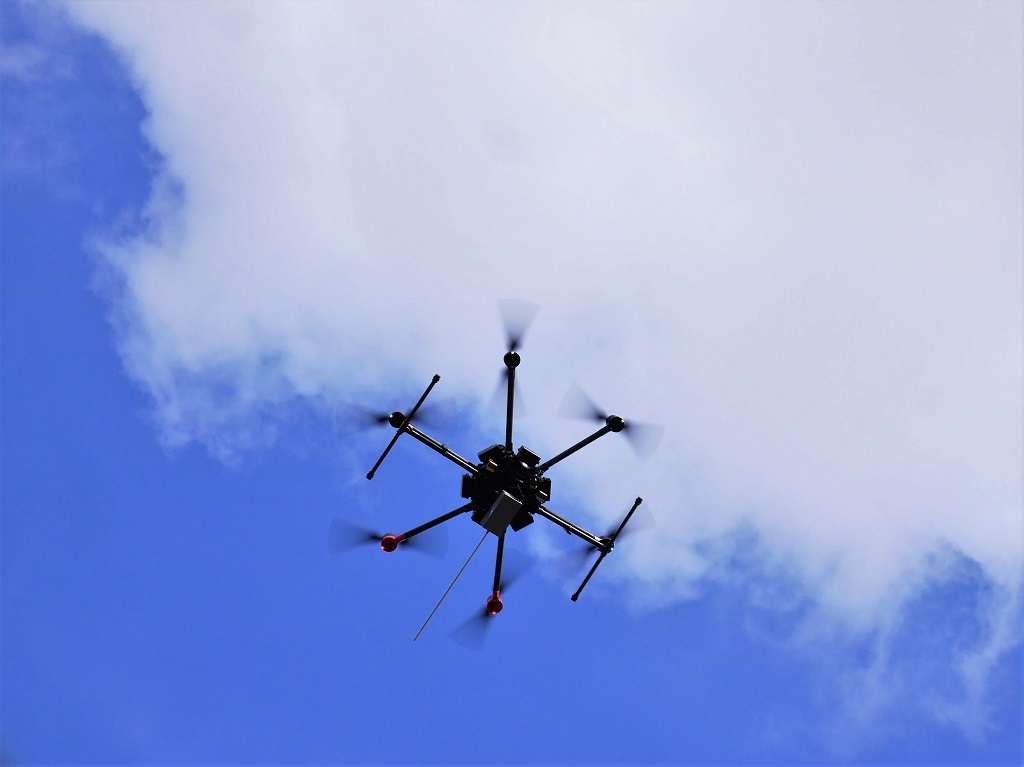 Dron przetransportuje sprzęt do reanimacji nad metropolią