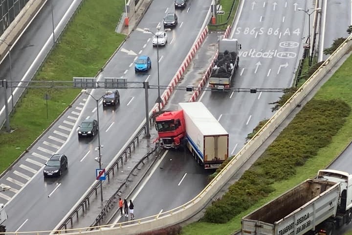 Kolizja samochodu ciężarowego w Katowicach. Tunel jest zamknięty
