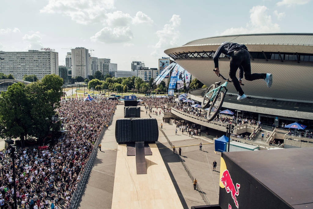 Tłum ludzi przed Spodkiem podczas zawodów MTB. Na podium stanęło dwóch Polaków