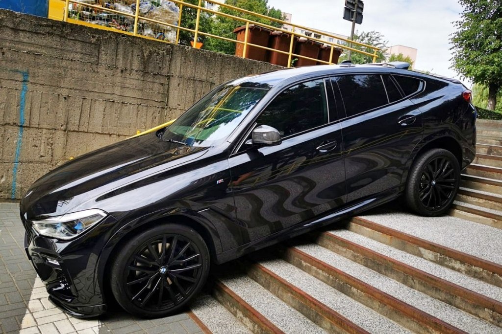 Kierowca BMW chciał zjechać po schodach