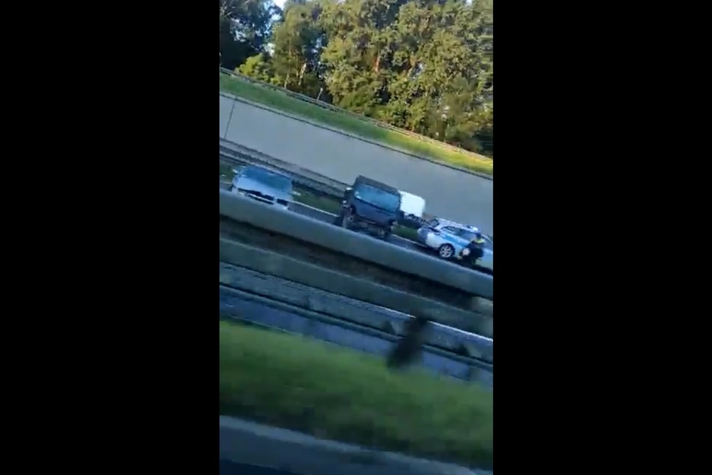 Trzy zderzenia w jednym miejscu na A4. Nieuważny kierowca wjechał w radiowóz