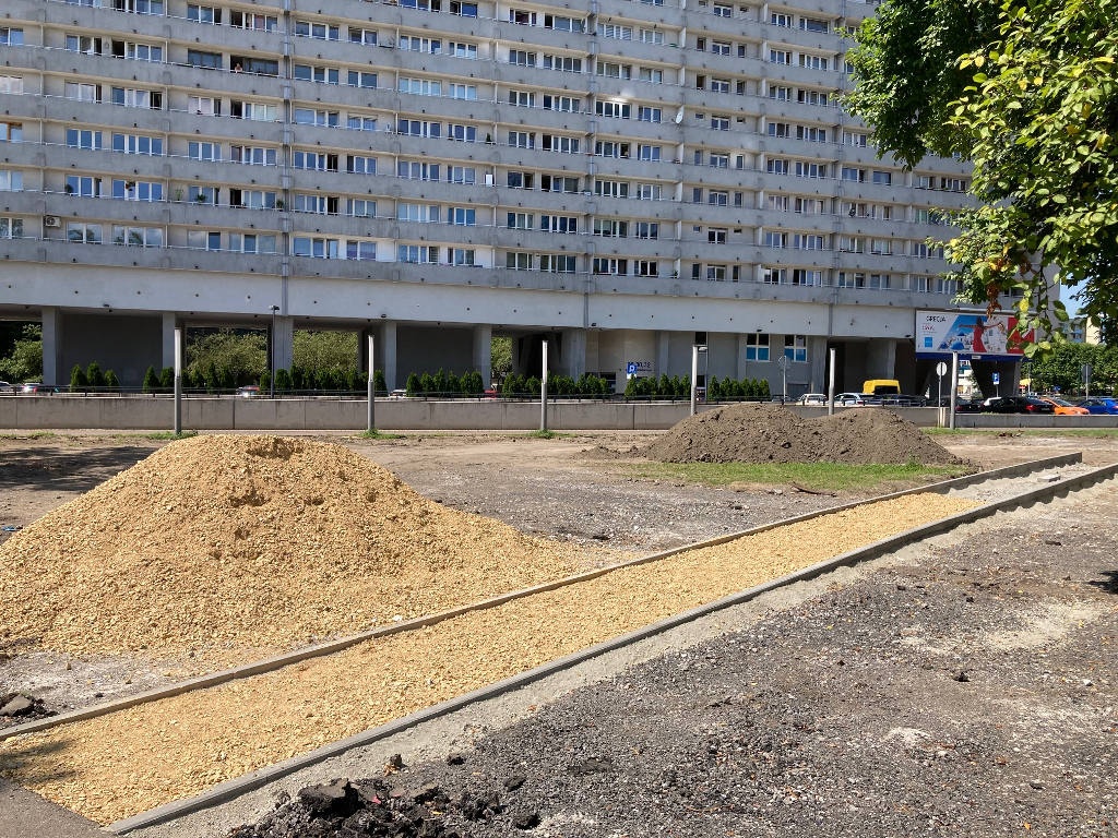 Trwa budowa zielonego skweru przed Superjednostką