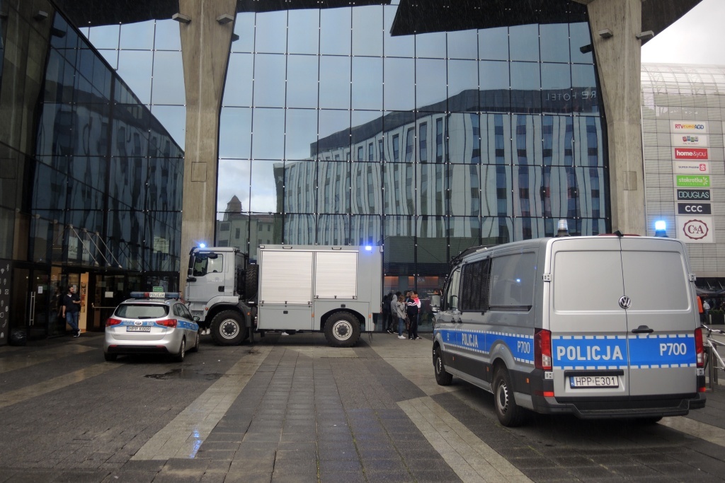 Akcja policji na katowickim dworcu. Ruch pociągów jest wstrzymany