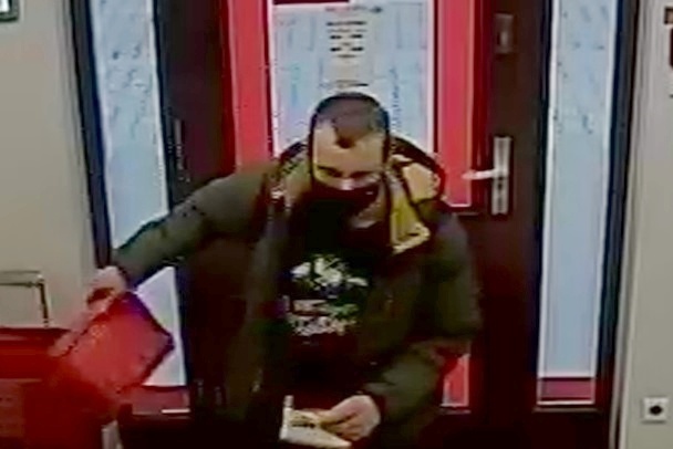 Kradzież perfum w sklepie Rossmann w Szopienicach. Policja poszukuje złodzieja