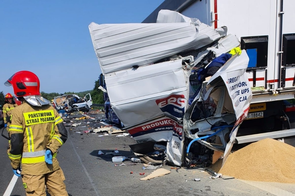 Śmiertelny wypadek na autostradzie A4. Z samochodu zostały strzępy