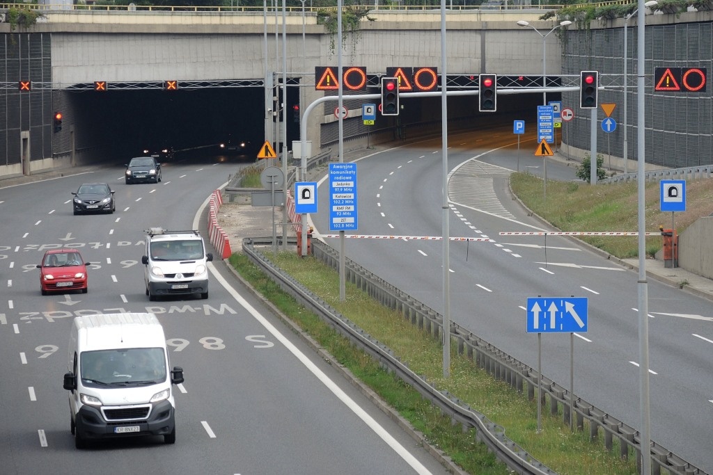 Kierowca lawety dostał mandat za uszkodzenie tunelu. Zniszczenia dopiero będą naprawiane