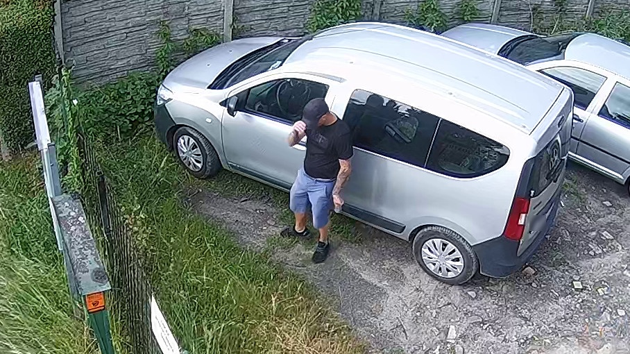 Włamał się do auta i ukradł laptopy. Policja szuka mężczyzny ze zdjęć