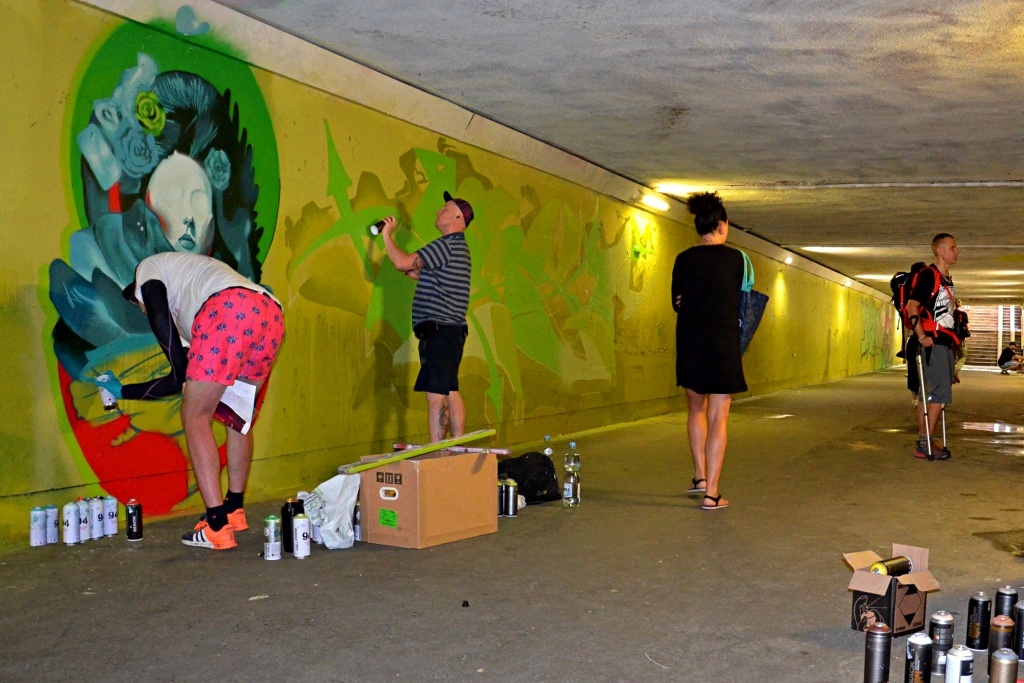 Tunel pod torami w centrum Katowic przestaje straszyć. Malują go artyści graffiti