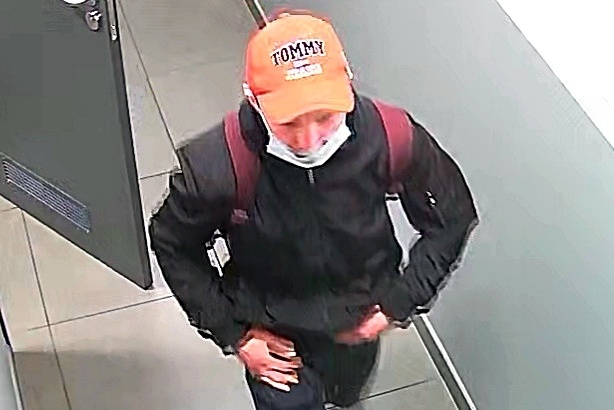 Zrobił duże zakupy cudzą kartą. Policja szuka tego mężczyzny