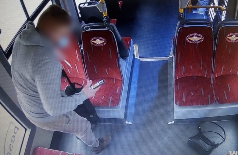Zabrał cudzą torebkę z tramwaju. Rozpoznała go przyszła teściowa