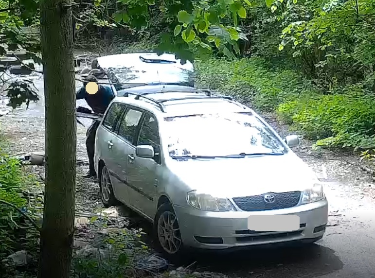 Wyrzucał śmieci w Ligocie. Dostał dwa mandaty