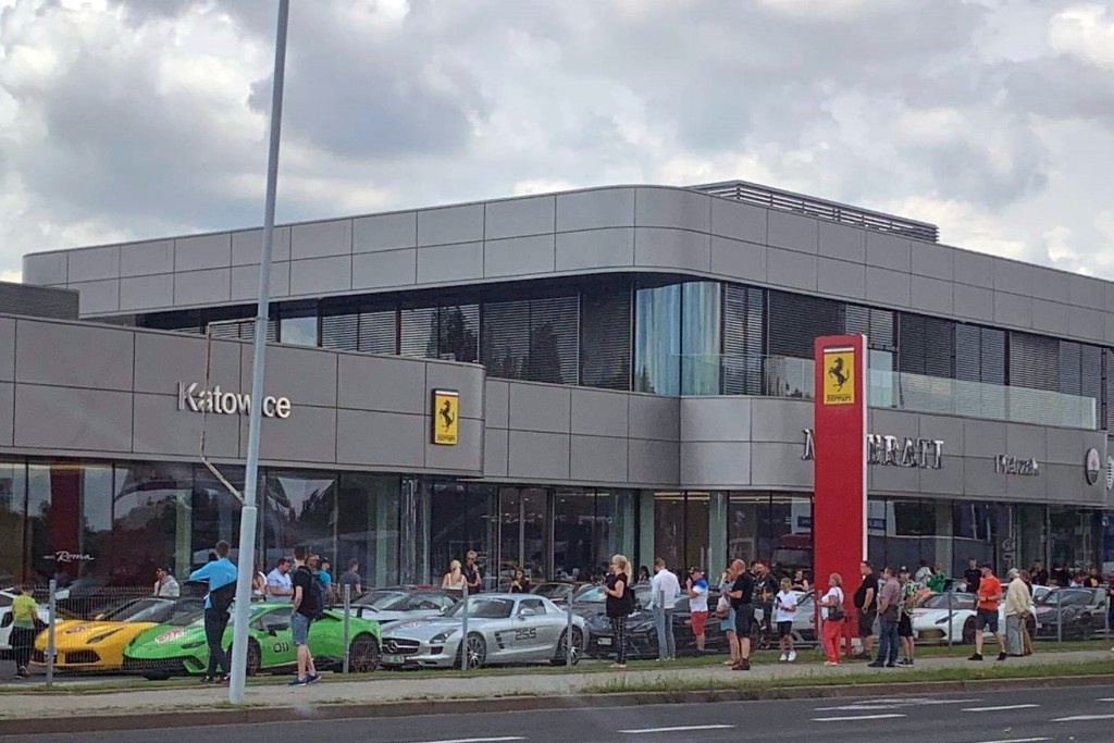 Tłumy przy salonie Ferrari w Katowicach, bo przyjechały luksusowe sportowe samochody