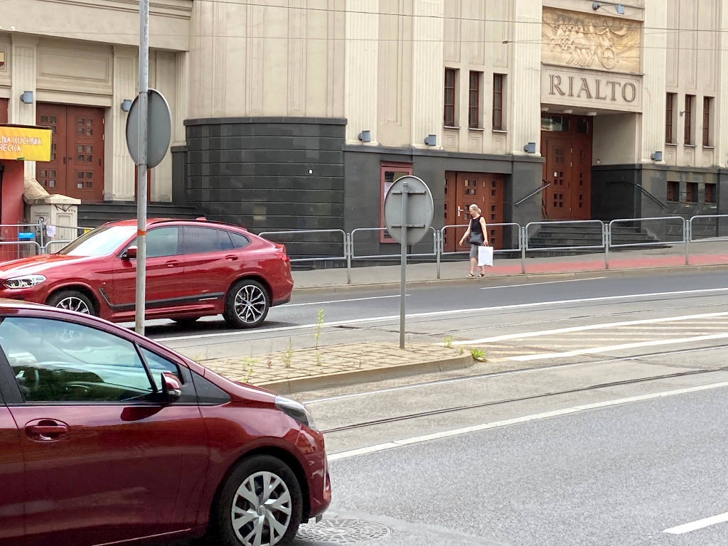 Przejście przy kinie Rialto zostało zamknięte. Ludzie przez barierki wchodzą na ulicę