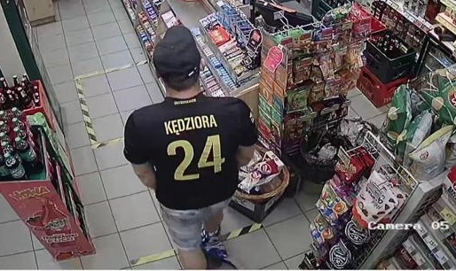 Kibic GKS-u Katowice zdewastował samochód w Dębie. Szuka go policja