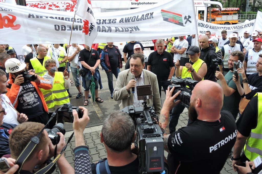 Związkowcy zrobili hałas przed biurem poselskim Mateusza Morawieckiego w Katowicach