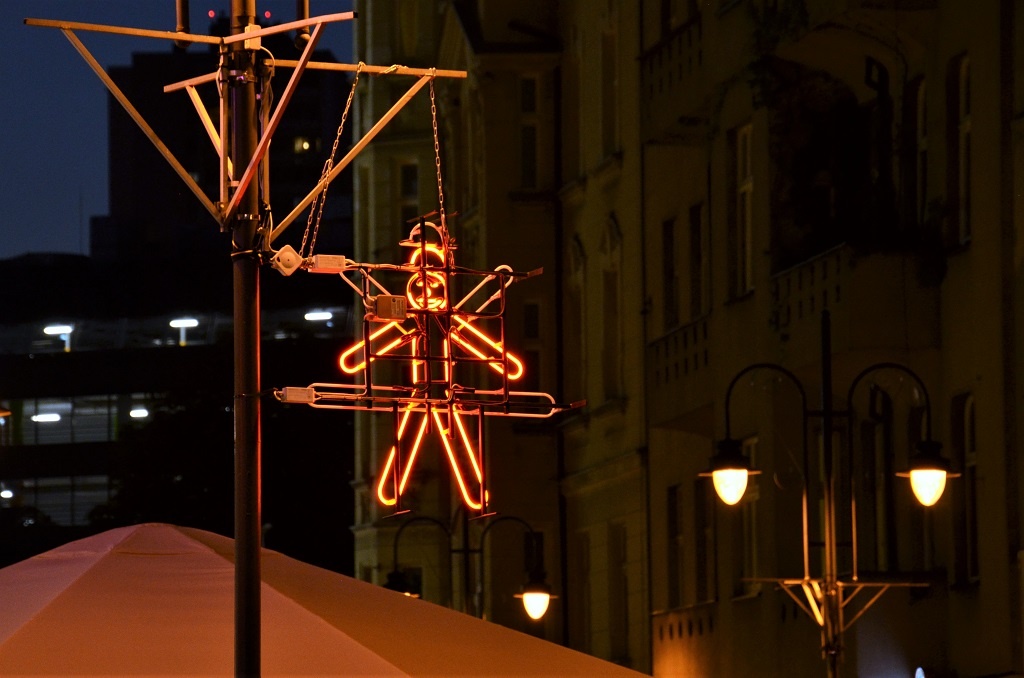 Miniatury neonów za pleksi. To nowy szlak neonów w Katowicach