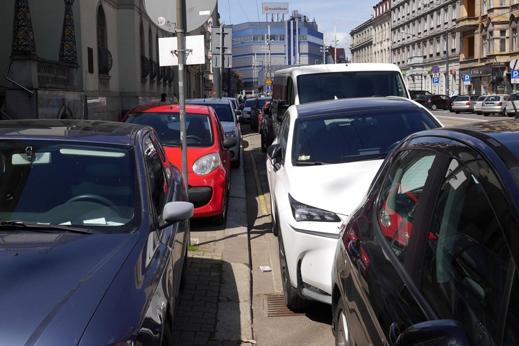 Droższe parkowanie i większa strefa w Katowicach. Ruszyły konsultacje społeczne