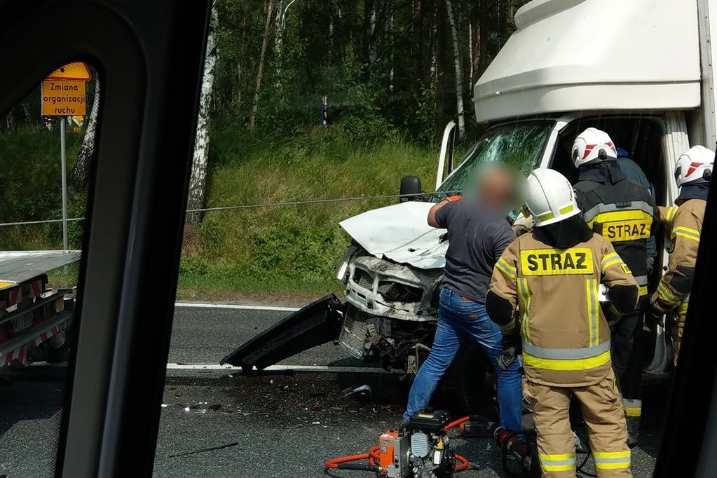 Wypadek w Katowicach na DK86. Kierowca został uwięziony w aucie