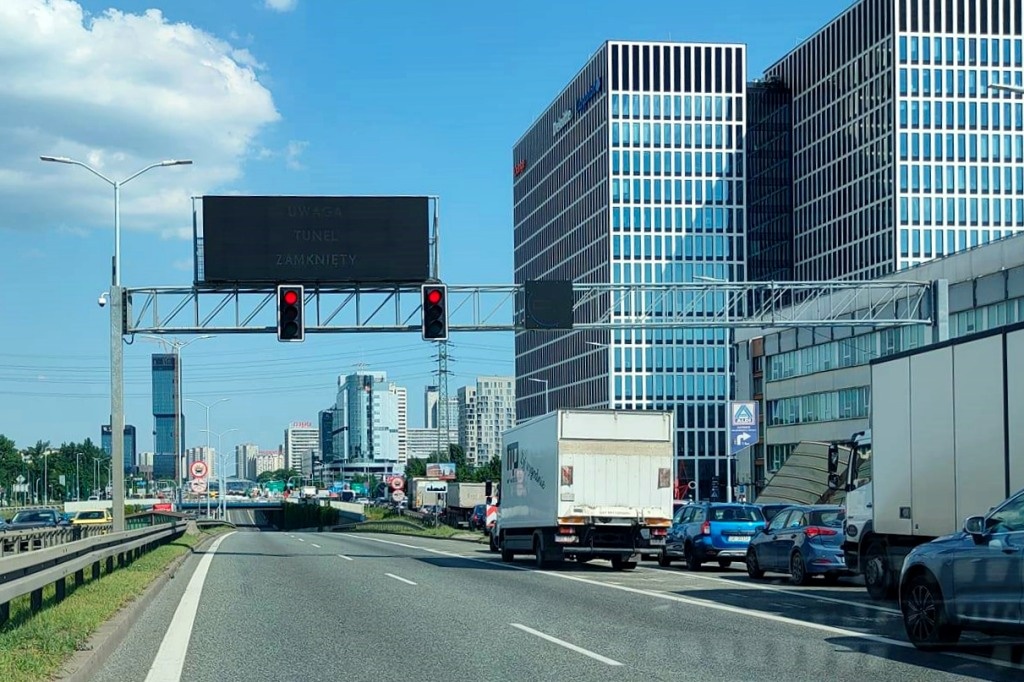 Ciężarówka zderzyła się z osobówką. Tunel został zamknięty