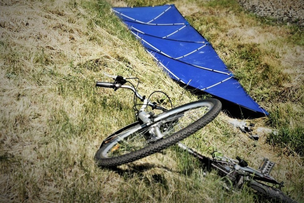 Tragedia na torach w pobliżu Katowic. Na przejeździe pociąg potrącił rowerzystkę