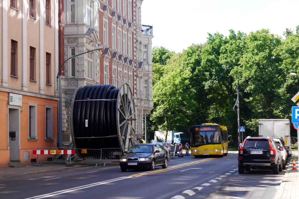 Ogromna szpula z kablem na ul. Sokolskiej