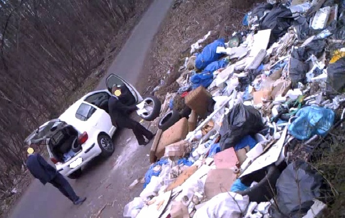 Nasiona za opony. Mieszkańcy nadal porzucają odpady byle gdzie