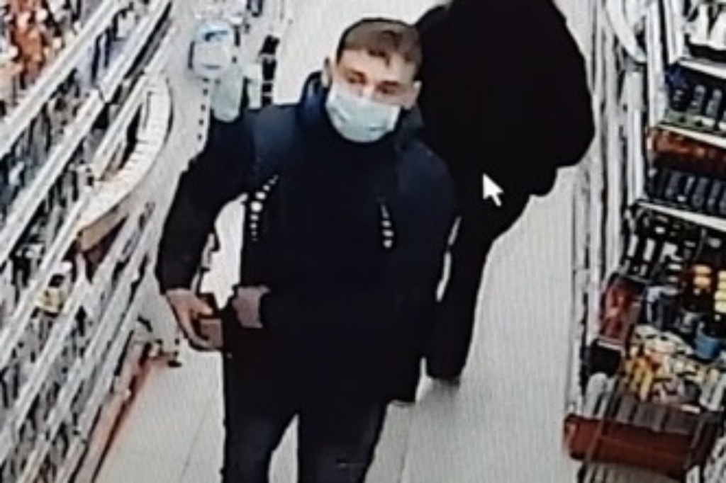 Uderzył ochroniarza w Rossmannie. Policja szuka tego mężczyzny