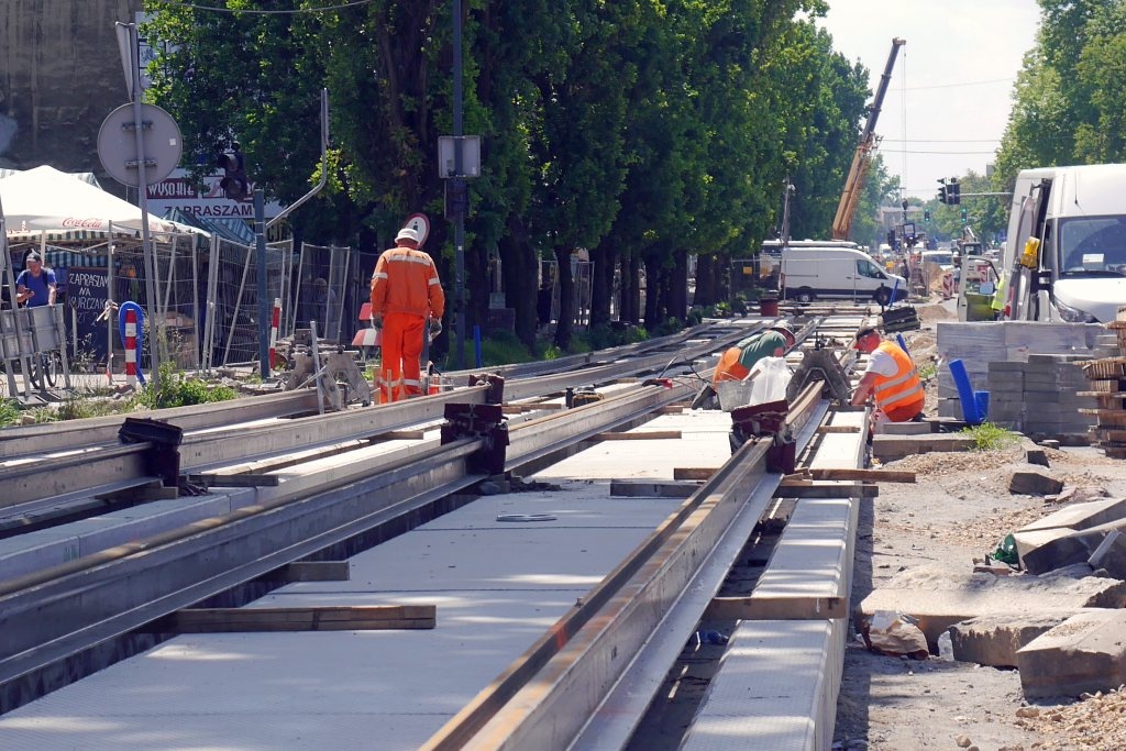 Betonowe zamiast zielonego. Pierwsze w Polsce torowisko, które ma oczyszczać powietrze