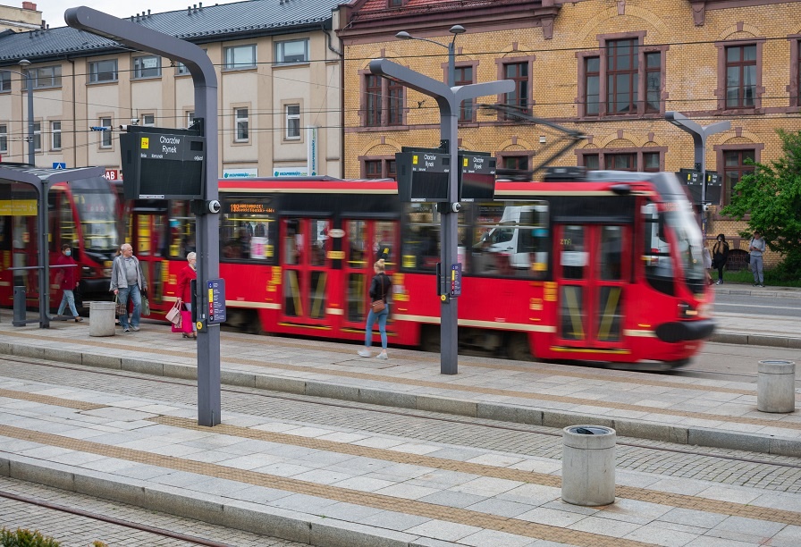 Nowe tablice na przystankach w metropolii. W Katowicach tylko 4 sztuki